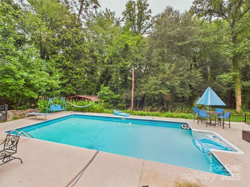 112 30th Avenue, Hickory, NC 28601.  MLS# CAR4288031, YatesRealty ID 34608. 