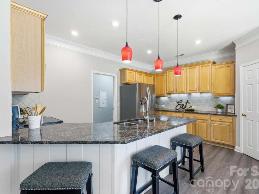 208 Harris Farm Road, Mooresville, NC 28115.  MLS# CAR4396812, YatesRealty ID 34609. Convenient Breakfast Bar