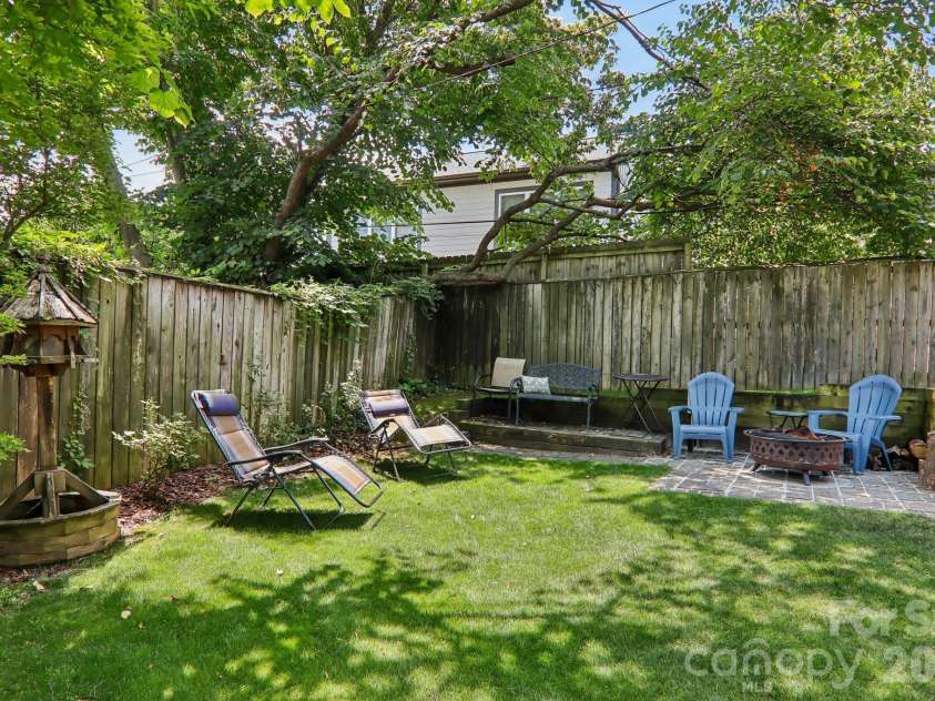 23 Tuskeegee Street, Asheville, NC 28801.  MLS# CAR4398040, YatesRealty ID 34611. Cute and comfortable yard
