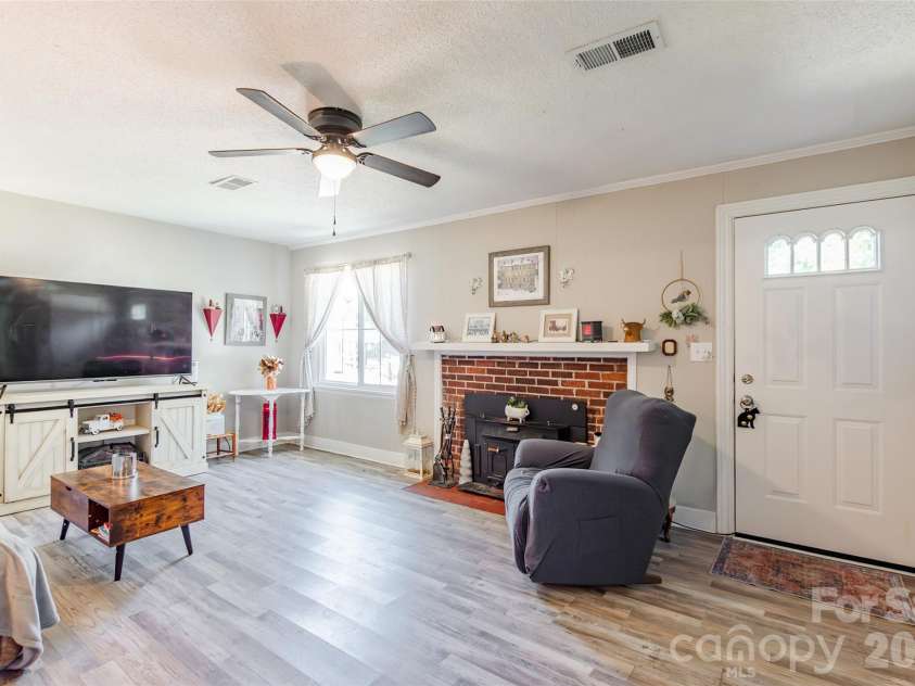 129 Brawley Street, Chester, SC 29706.  MLS# CAR4392609, YatesRealty ID 34612. 