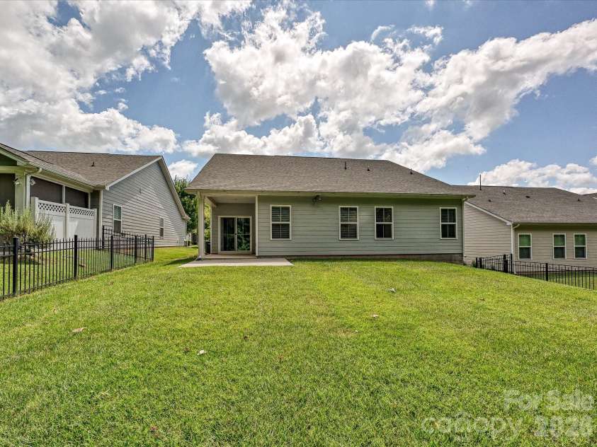 10038 Lilac Court, Charlotte, NC 28215.  MLS# CAR4396585, YatesRealty ID 34613. 