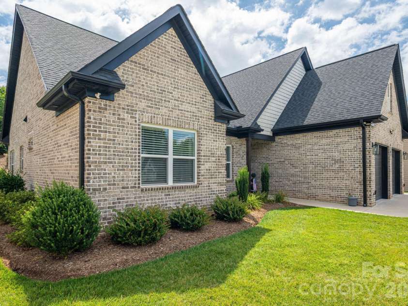 4282 Holly Circle, Conover, NC 28613.  MLS# CAR4397170, YatesRealty ID 34614. Like NEW