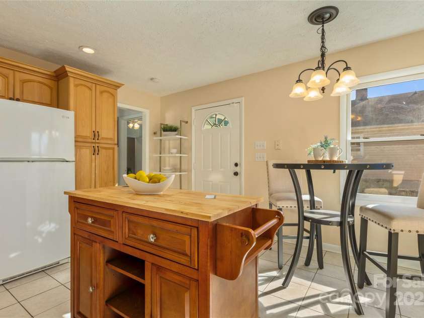 68 Vandalia Avenue, Asheville, NC 28806.  MLS# CAR4287354, YatesRealty ID 34615. 