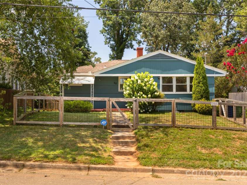 68 Vandalia Avenue, Asheville, NC 28806.  MLS# CAR4287354, YatesRealty ID 34615. Welcome to charming WAVL!