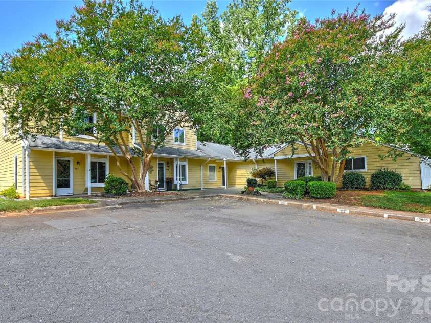 807 Sardis Cove Drive, Charlotte, NC 28270.  MLS# CAR4398749, YatesRealty ID 34619. 