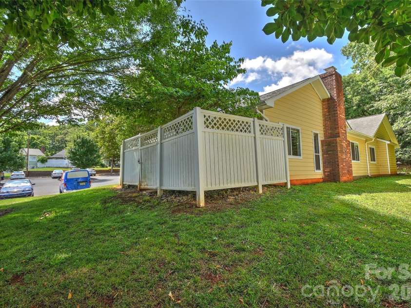 807 Sardis Cove Drive, Charlotte, NC 28270.  MLS# CAR4398749, YatesRealty ID 34619. 