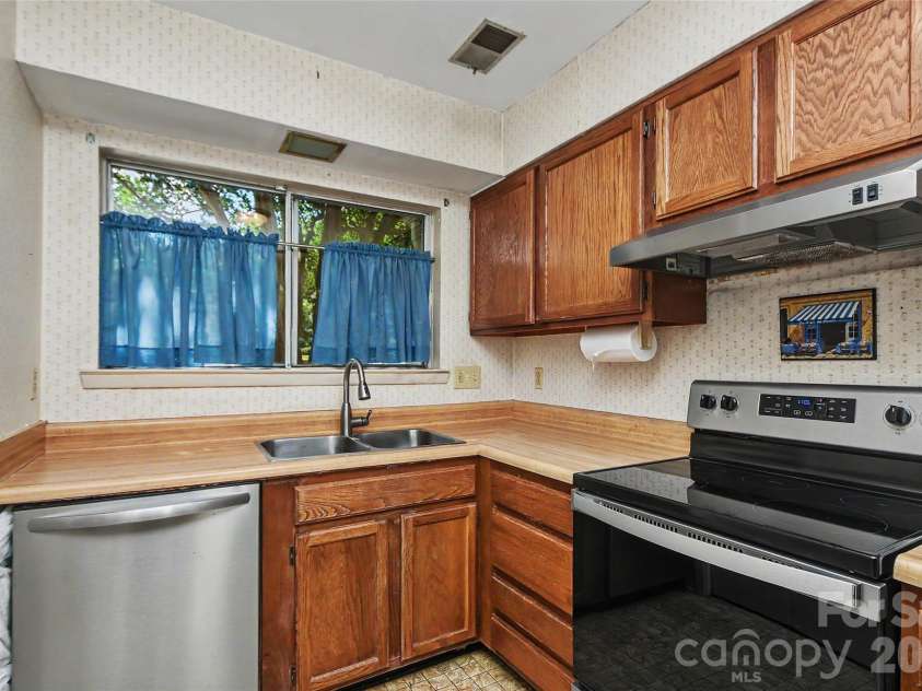 807 Sardis Cove Drive, Charlotte, NC 28270.  MLS# CAR4398749, YatesRealty ID 34619. 
