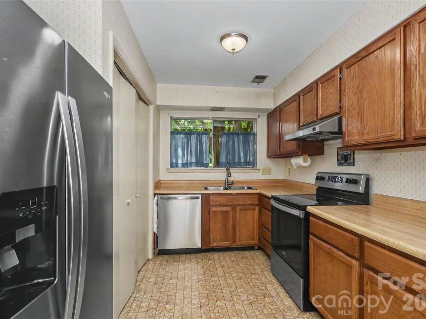 807 Sardis Cove Drive, Charlotte, NC 28270.  MLS# CAR4398749, YatesRealty ID 34619. 
