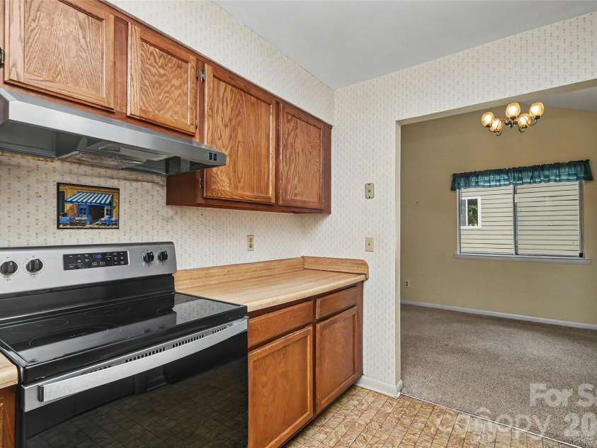 807 Sardis Cove Drive, Charlotte, NC 28270.  MLS# CAR4398749, YatesRealty ID 34619. 