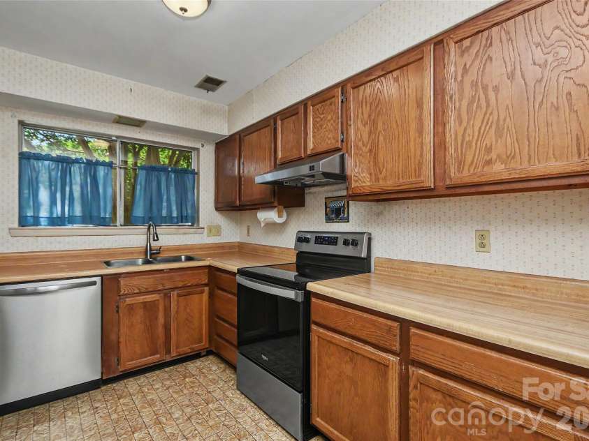 807 Sardis Cove Drive, Charlotte, NC 28270.  MLS# CAR4398749, YatesRealty ID 34619. 
