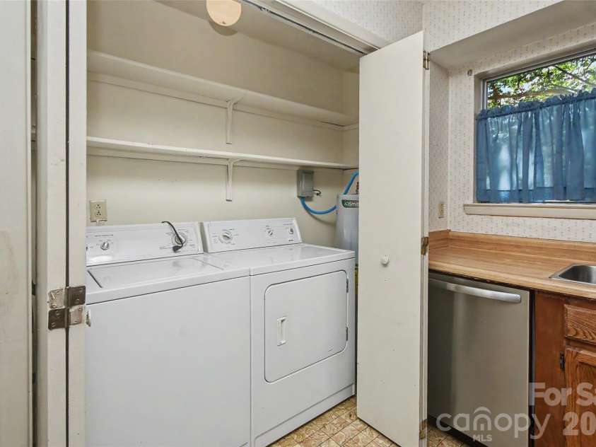 807 Sardis Cove Drive, Charlotte, NC 28270.  MLS# CAR4398749, YatesRealty ID 34619. 