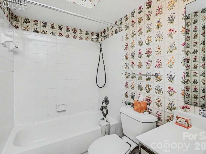 807 Sardis Cove Drive, Charlotte, NC 28270.  MLS# CAR4398749, YatesRealty ID 34619. 