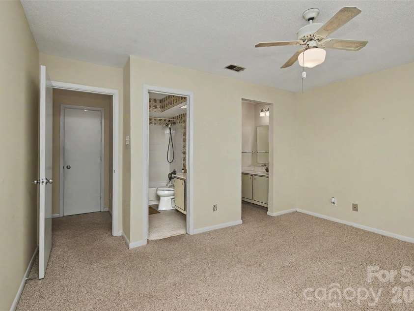 807 Sardis Cove Drive, Charlotte, NC 28270.  MLS# CAR4398749, YatesRealty ID 34619. 