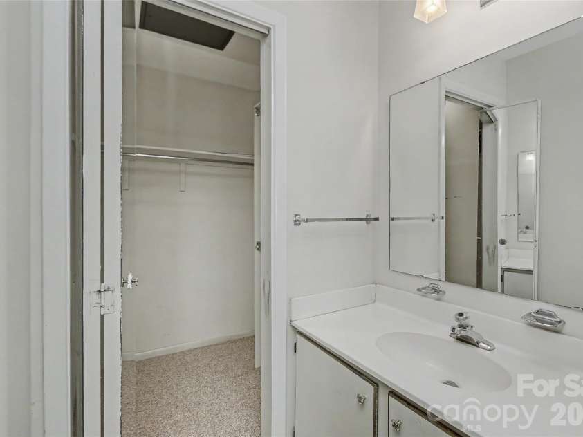 807 Sardis Cove Drive, Charlotte, NC 28270.  MLS# CAR4398749, YatesRealty ID 34619. 