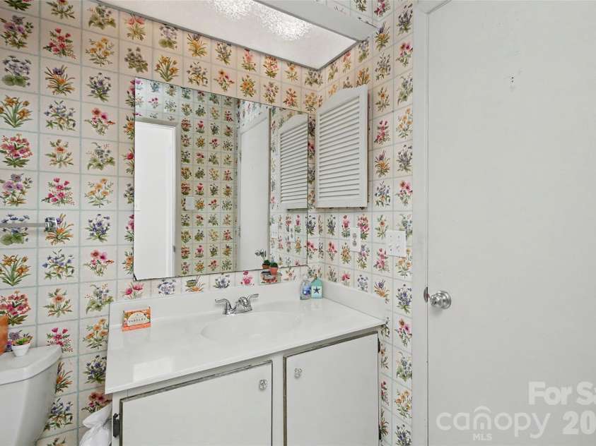 807 Sardis Cove Drive, Charlotte, NC 28270.  MLS# CAR4398749, YatesRealty ID 34619. 