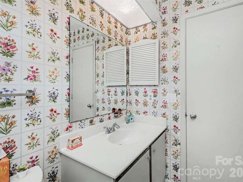 807 Sardis Cove Drive, Charlotte, NC 28270.  MLS# CAR4398749, YatesRealty ID 34619. 