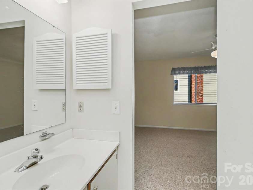 807 Sardis Cove Drive, Charlotte, NC 28270.  MLS# CAR4398749, YatesRealty ID 34619. 