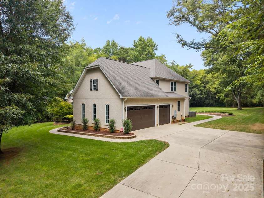 6802 Rock Island Road, Charlotte, NC 28278.  MLS# CAR4289658, YatesRealty ID 34622. 3 Car garage