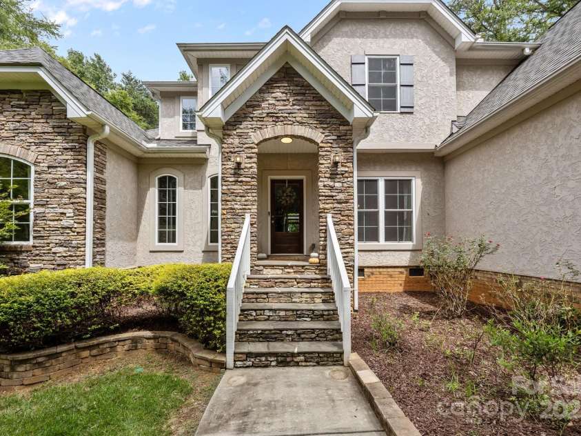 6802 Rock Island Road, Charlotte, NC 28278.  MLS# CAR4289658, YatesRealty ID 34622. Front porch