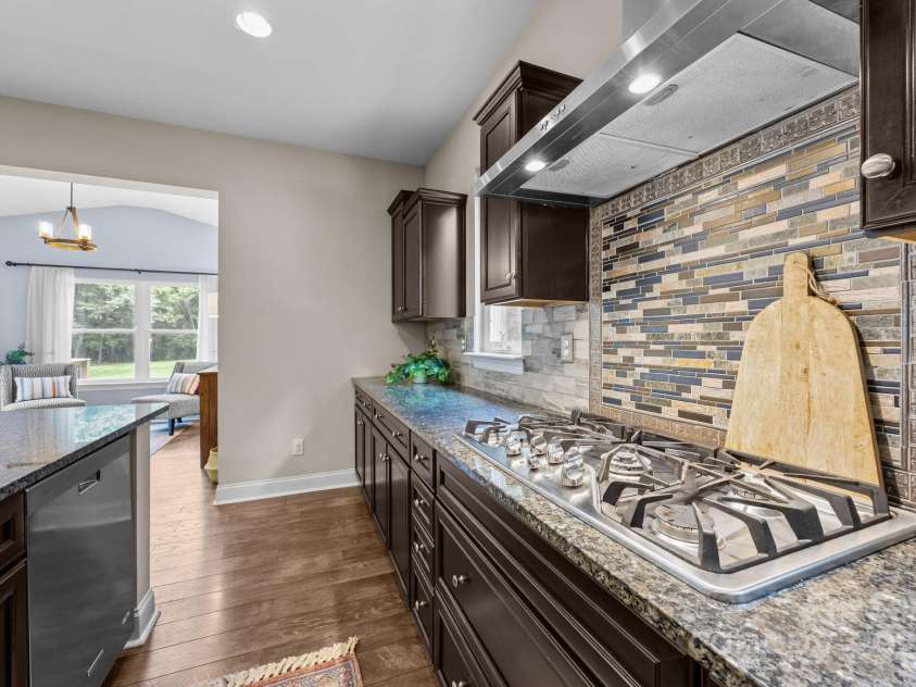 6802 Rock Island Road, Charlotte, NC 28278.  MLS# CAR4289658, YatesRealty ID 34622. Kitchen gas cooktop