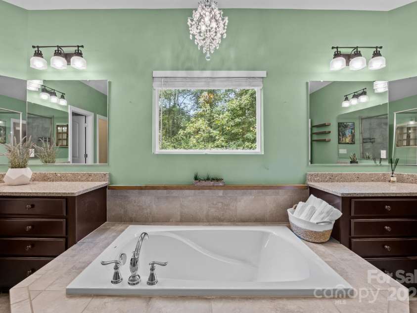 6802 Rock Island Road, Charlotte, NC 28278.  MLS# CAR4289658, YatesRealty ID 34622. Primary bathroom with large soaking tub