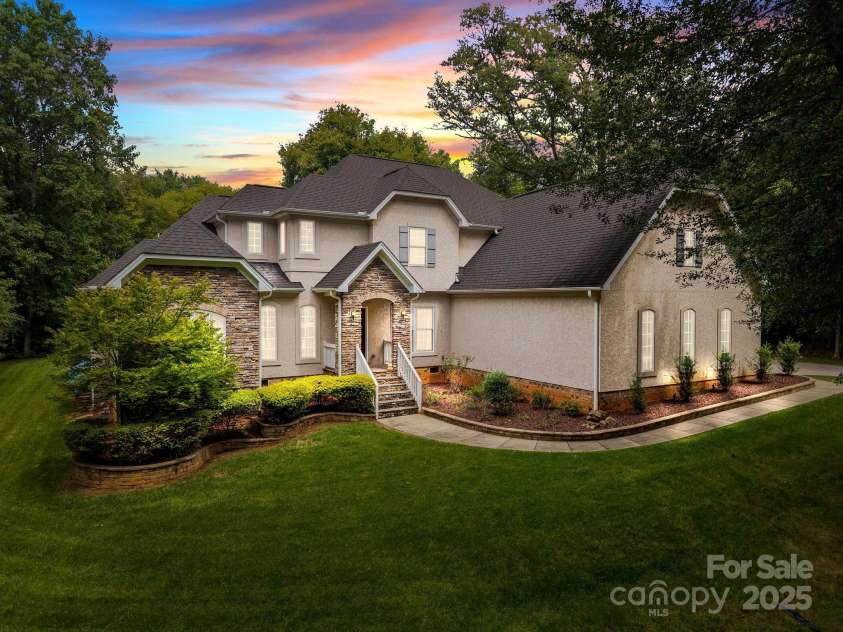 6802 Rock Island Road, Charlotte, NC 28278.  MLS# CAR4289658, YatesRealty ID 34622. Welcome home!