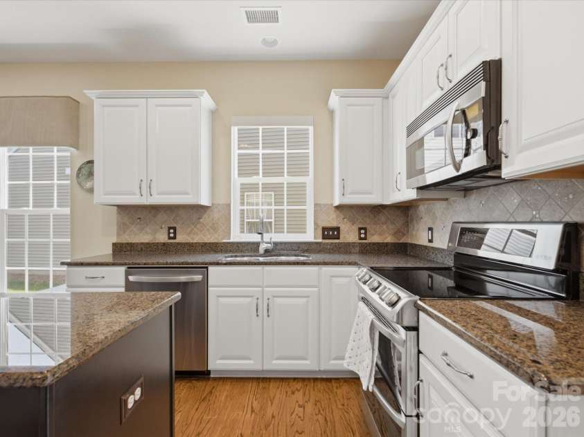 6747 Fieldstone Manor Drive, Matthews, NC 28105.  MLS# CAR4396924, YatesRealty ID 34626. 