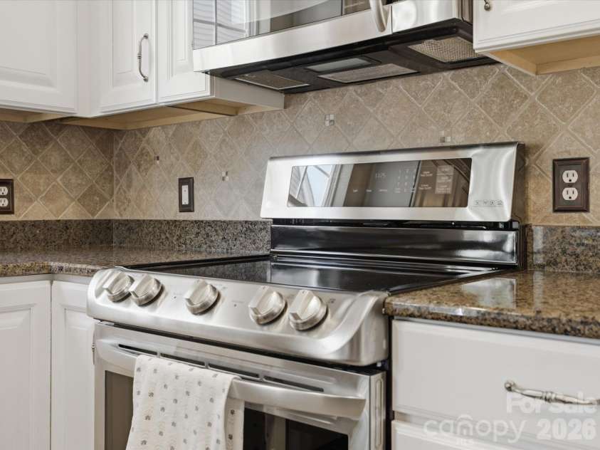 6747 Fieldstone Manor Drive, Matthews, NC 28105.  MLS# CAR4396924, YatesRealty ID 34626. 