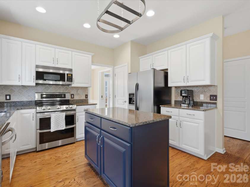 6747 Fieldstone Manor Drive, Matthews, NC 28105.  MLS# CAR4396924, YatesRealty ID 34626. 