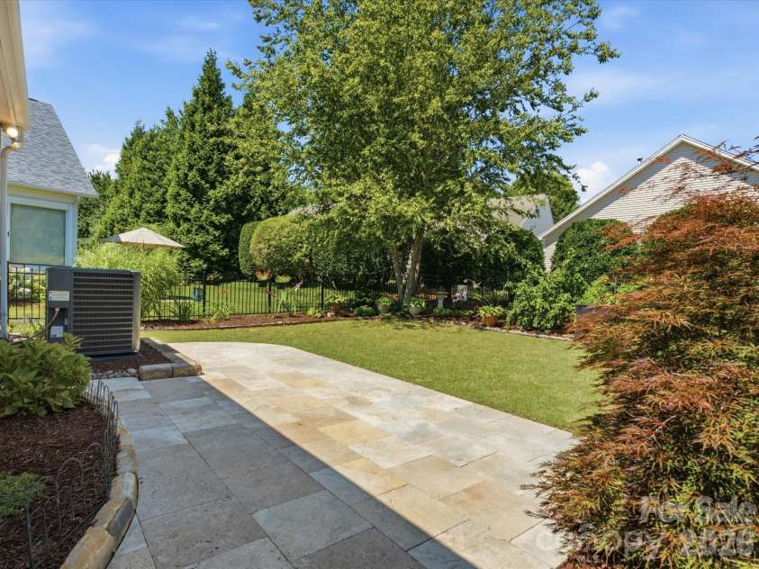 6747 Fieldstone Manor Drive, Matthews, NC 28105.  MLS# CAR4396924, YatesRealty ID 34626. 