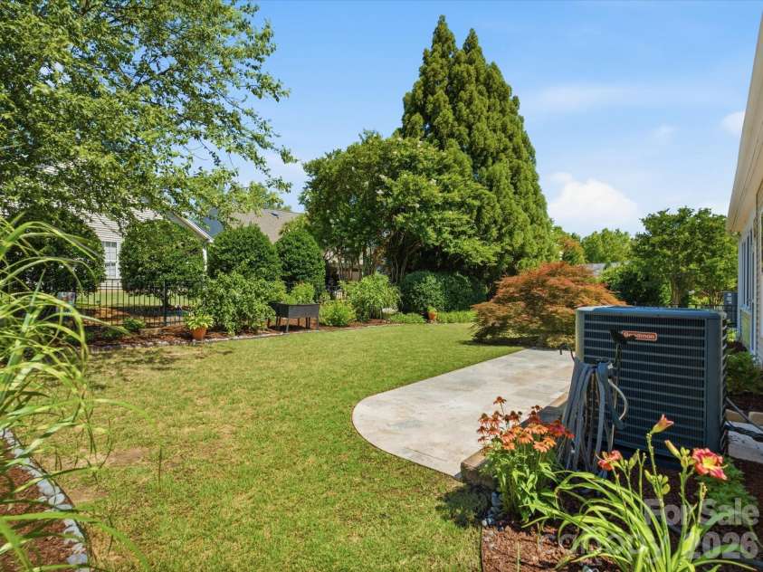 6747 Fieldstone Manor Drive, Matthews, NC 28105.  MLS# CAR4396924, YatesRealty ID 34626. 