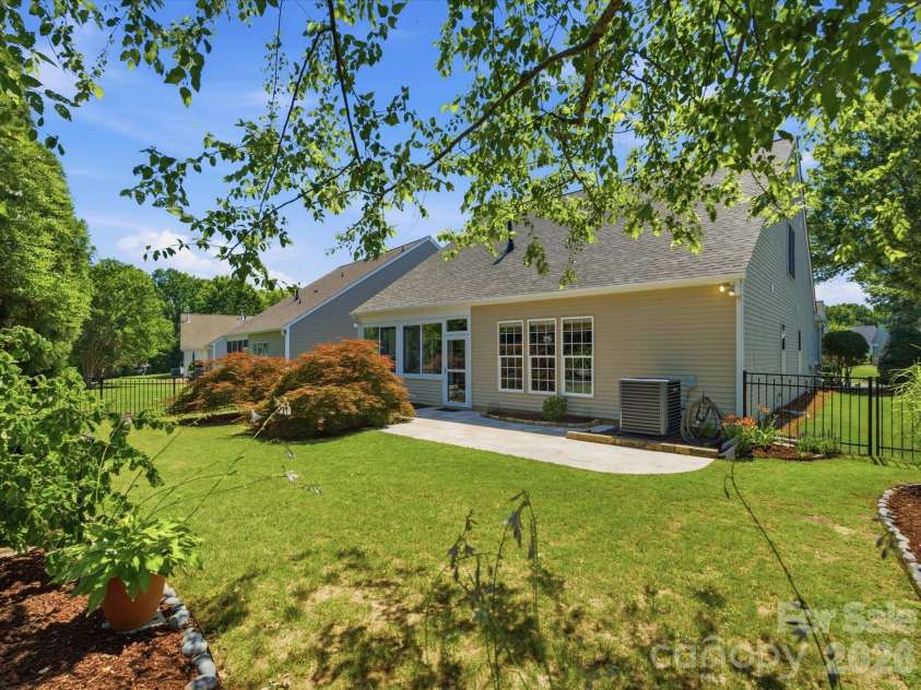 6747 Fieldstone Manor Drive, Matthews, NC 28105.  MLS# CAR4396924, YatesRealty ID 34626. 