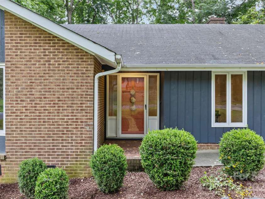 1001 Pinafore Drive, Charlotte, NC 28212.  MLS# CAR4292615, YatesRealty ID 34627. 