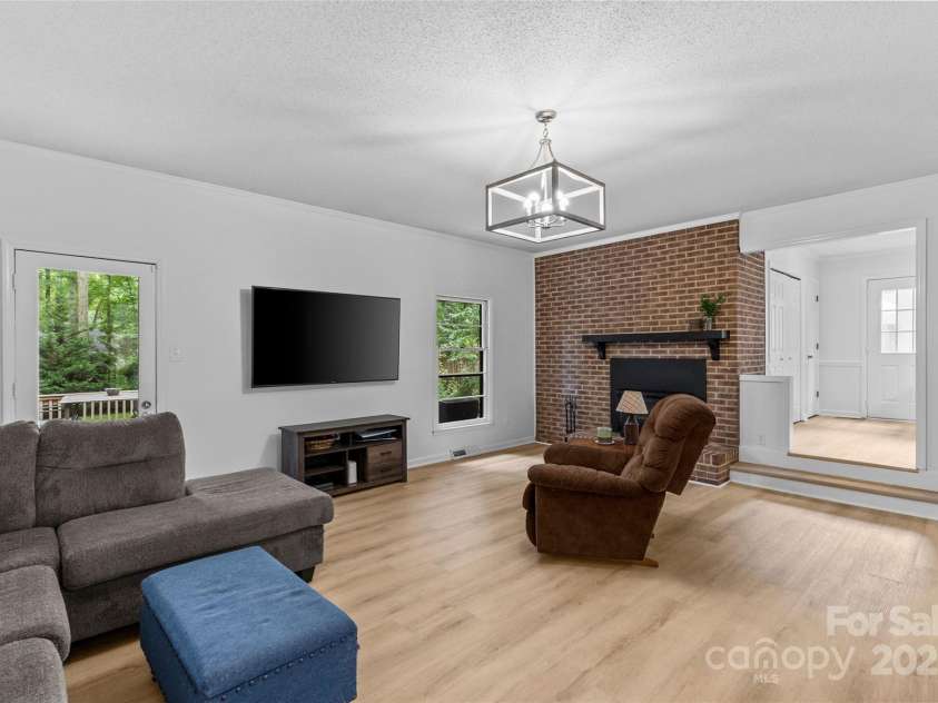 1001 Pinafore Drive, Charlotte, NC 28212.  MLS# CAR4292615, YatesRealty ID 34627. 