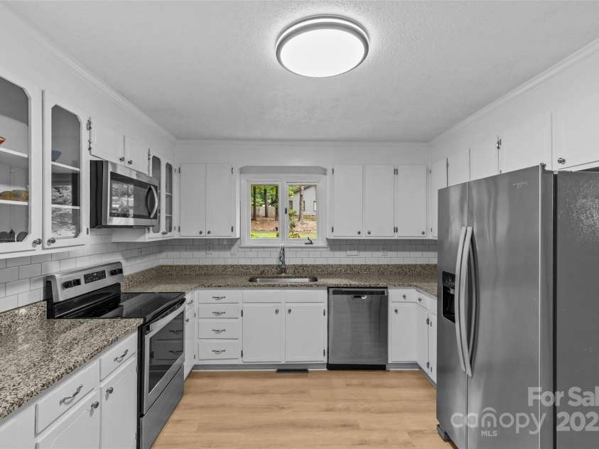 1001 Pinafore Drive, Charlotte, NC 28212.  MLS# CAR4292615, YatesRealty ID 34627. 