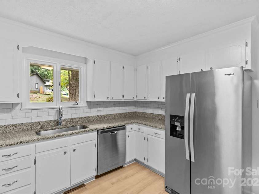 1001 Pinafore Drive, Charlotte, NC 28212.  MLS# CAR4292615, YatesRealty ID 34627. 