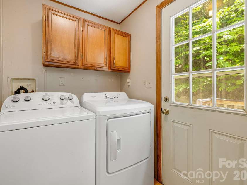 94 Long Ridge Road, Candler, NC 28715.  MLS# CAR4385586, YatesRealty ID 34628. Laundry room/mud room