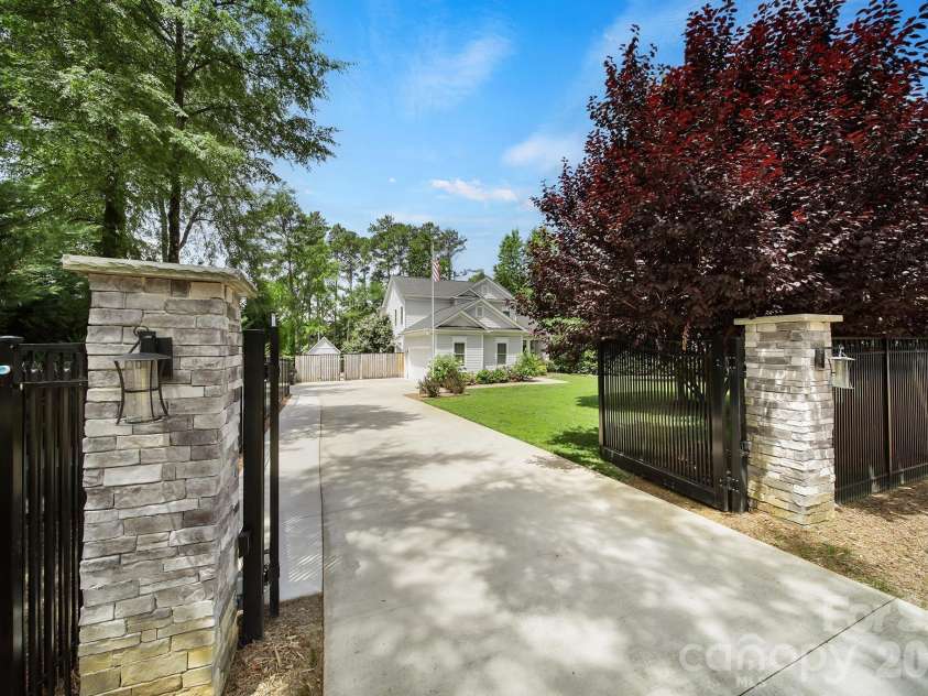6218 Cory Bret Lane, Charlotte, NC 28278.  MLS# CAR4394062, YatesRealty ID 34631. 