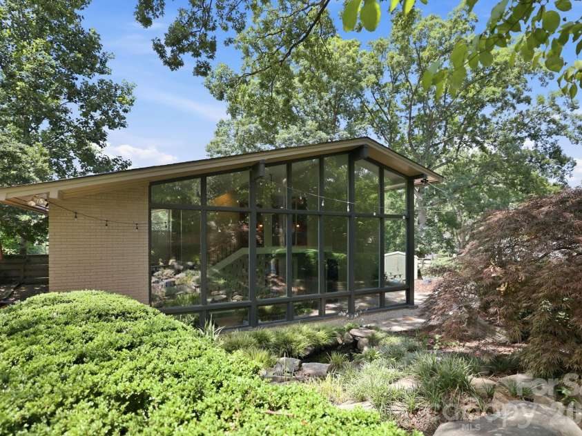 4027 Glenfall Avenue, Charlotte, NC 28210.  MLS# CAR4395887, YatesRealty ID 34632. Stunning floor to ceiling windows