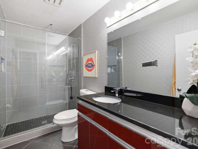 4027 Glenfall Avenue, Charlotte, NC 28210.  MLS# CAR4395887, YatesRealty ID 34632. Upstairs full bath