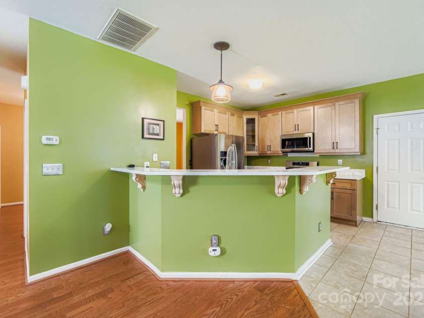 13408 Toka Court, Huntersville, NC 28078.  MLS# CAR4293402, YatesRealty ID 34633. Breakfast Bar
