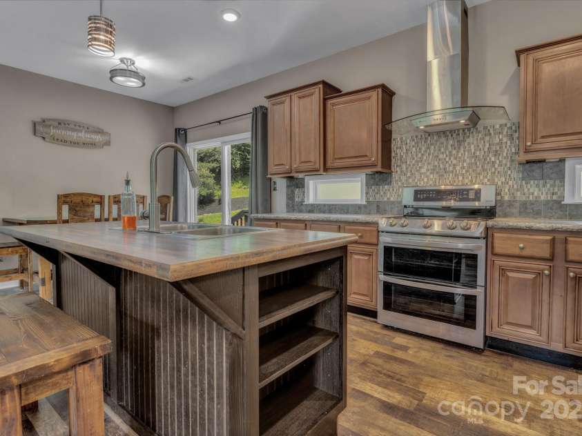 220 Bee Ridge Road, Asheville, NC 28803.  MLS# CAR4281129, YatesRealty ID 34634. 