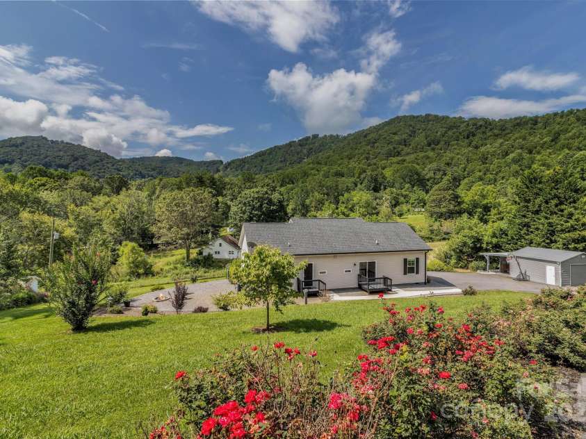 220 Bee Ridge Road, Asheville, NC 28803.  MLS# CAR4281129, YatesRealty ID 34634. Beautiful home w nice garage