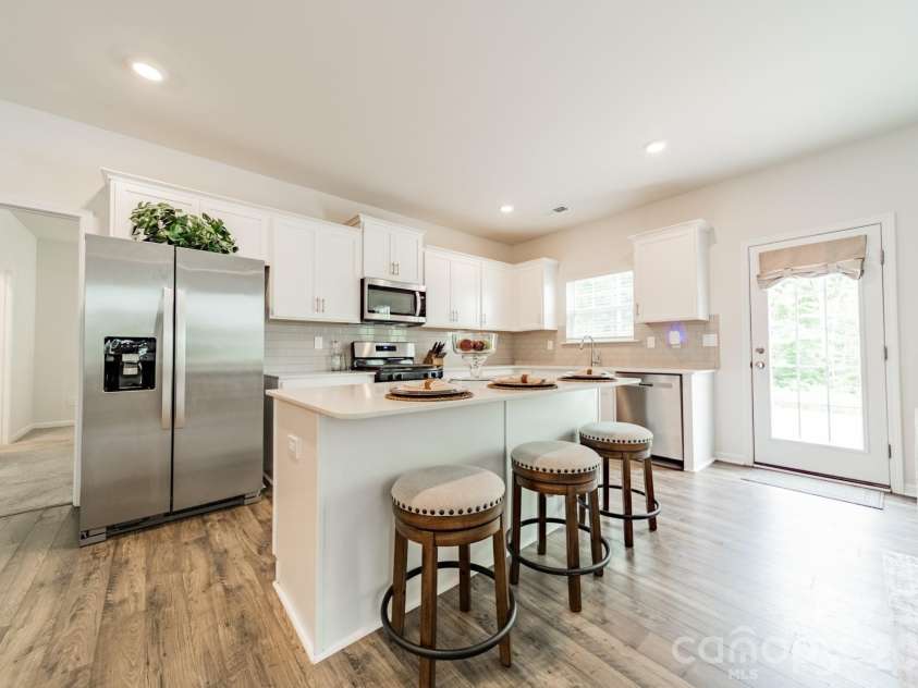 3629 Azalea Ridge Drive, Mount Holly, NC 28120.  MLS# CAR4399386, YatesRealty ID 34636. Airy Kitchen
