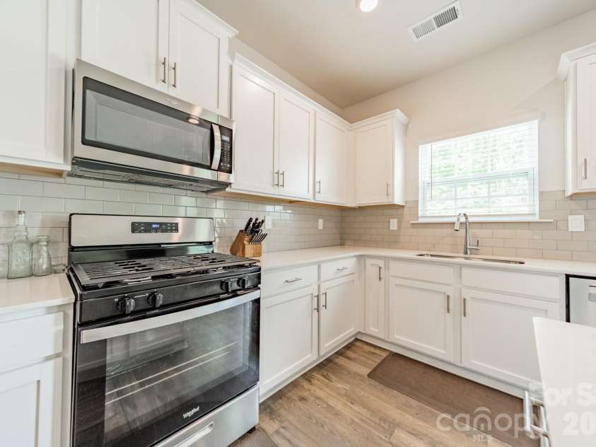3629 Azalea Ridge Drive, Mount Holly, NC 28120.  MLS# CAR4399386, YatesRealty ID 34636. Gas cooking