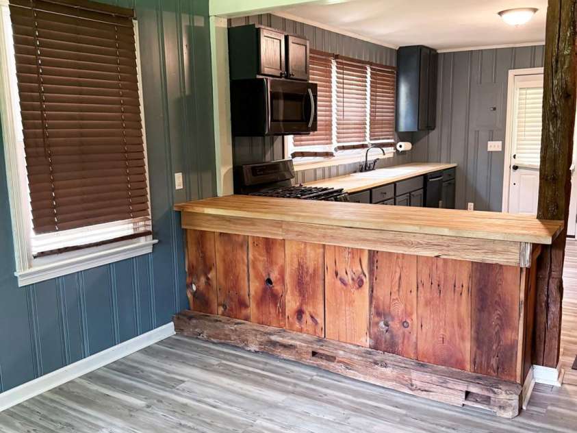1556 Sam Smith Road, Fort Mill, SC 29708.  MLS# CAR4279108, YatesRealty ID 34638. Eat-in dining area with bar/counter and built-in foot rest