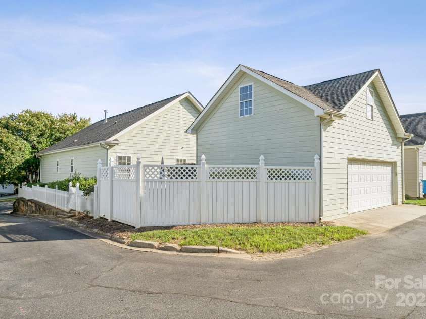 10011 Bishops Gate Boulevard, Pineville, NC 28134.  MLS# CAR4334475, YatesRealty ID 34641. 2 car garage