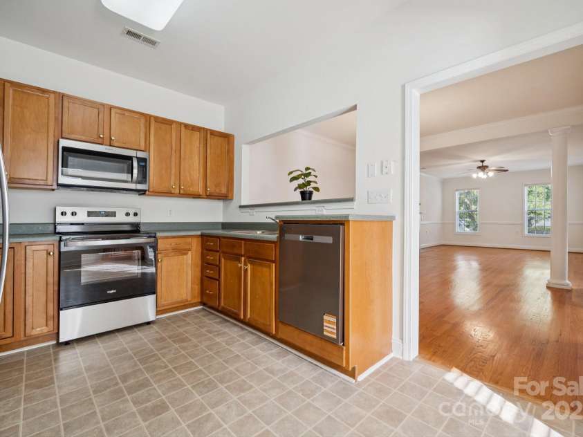 10011 Bishops Gate Boulevard, Pineville, NC 28134.  MLS# CAR4334475, YatesRealty ID 34641. Kitchen