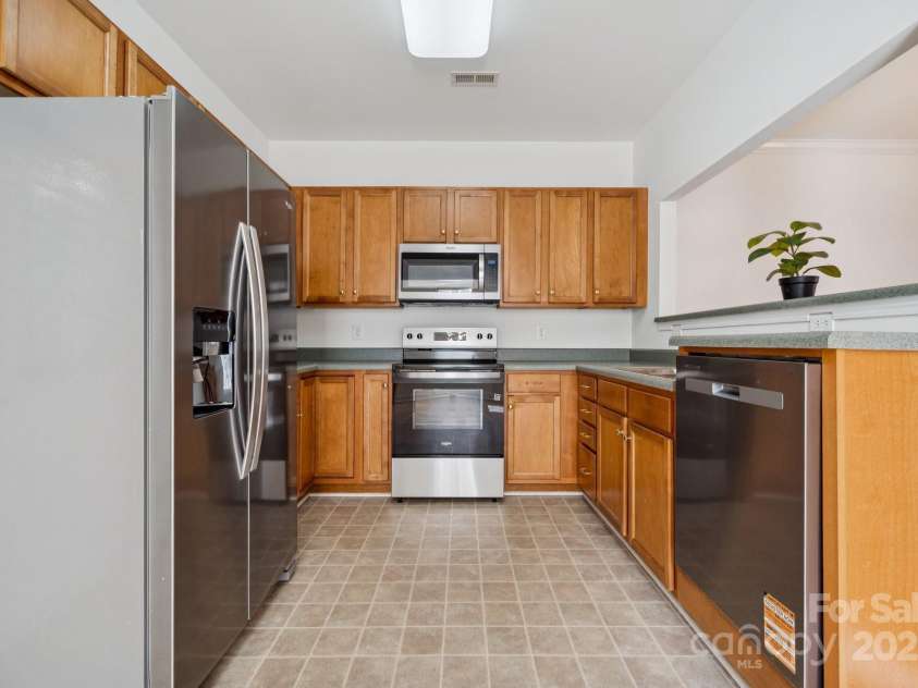 10011 Bishops Gate Boulevard, Pineville, NC 28134.  MLS# CAR4334475, YatesRealty ID 34641. Kitchen