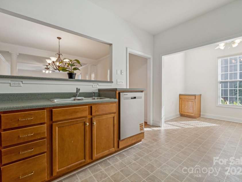 10011 Bishops Gate Boulevard, Pineville, NC 28134.  MLS# CAR4334475, YatesRealty ID 34641. Kitchen/Dinette area